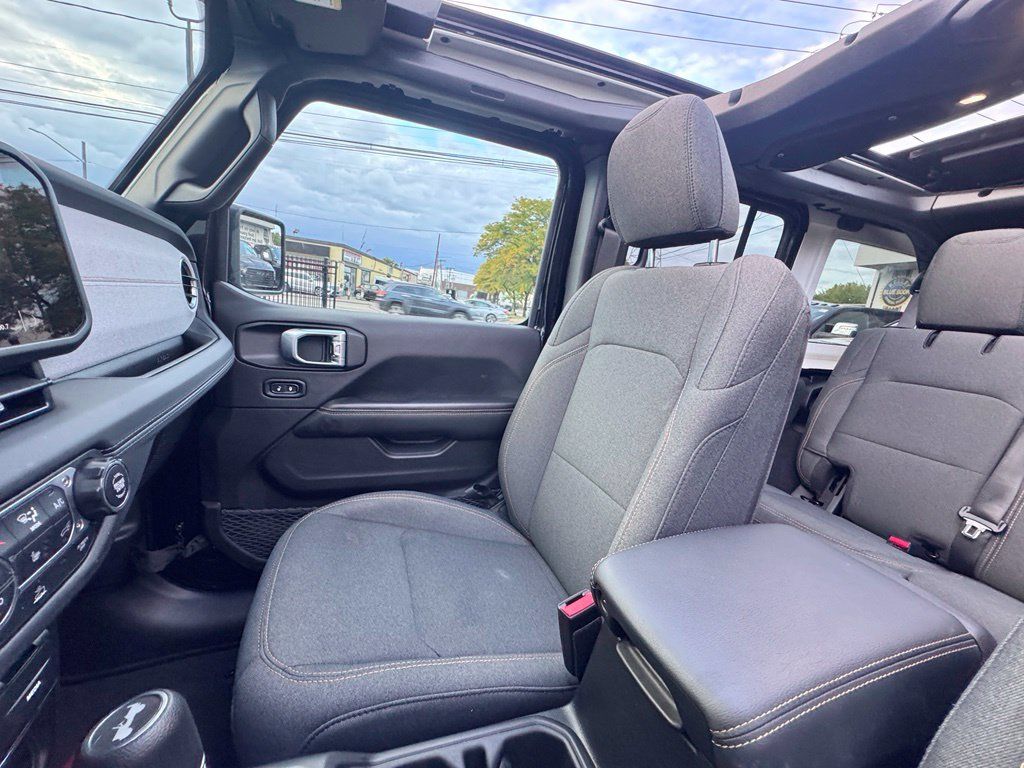 Used 2026 Jeep Wrangler Unlimited Sahara AWD/4WD image 15