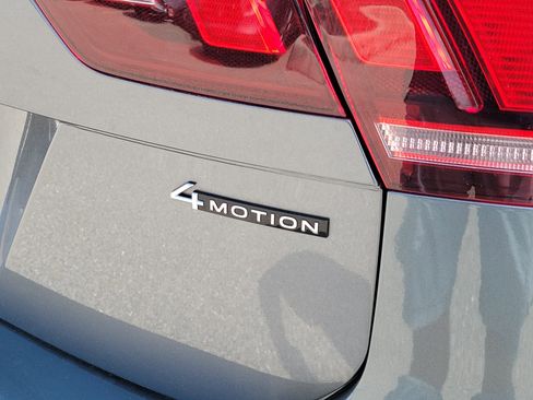 Used 2022 Volkswagen Tiguan SEL R-Line image 10