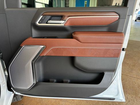 Used 2026 GMC Sierra 2500 Denali Ultimate w/ LPO, Black Badging Package image 23