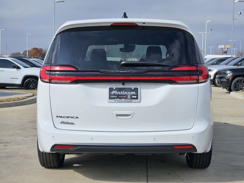 New 2026 Chrysler Pacifica Select image 8