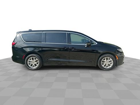 Used 2024 Chrysler Pacifica Touring-L FWD image 10