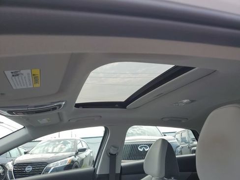 Certified 2025 Hyundai Elantra Limited FWD image 17