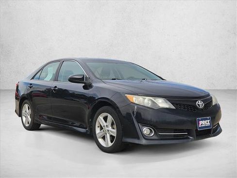 Used 2013 Toyota Camry SE w/ Convenience Pkg FWD image 3