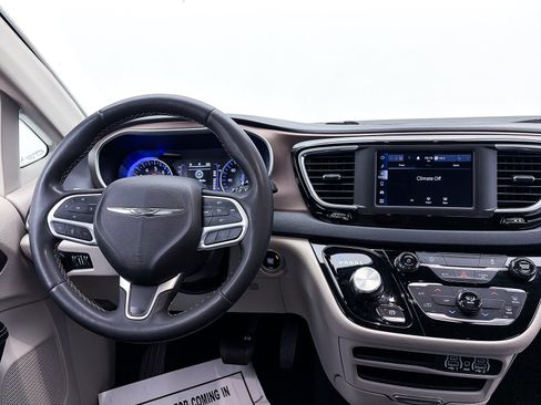 Used 2023 Chrysler Voyager LX image 5