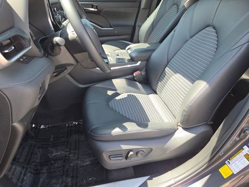 Used 2023 Toyota Highlander XSE FWD image 6