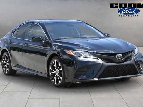 Used 2019 Toyota Camry SE FWD image 2