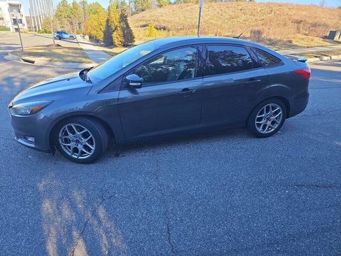 Used 2015 Ford Focus SE w/ Equipment Group 201A image 2