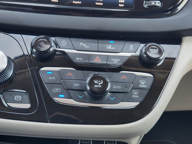 Used 2023 Chrysler Pacifica Touring-L FWD image 20