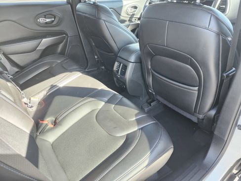 Used 2019 Jeep Cherokee Latitude Plus w/ Comfort/Convenience Group AWD/4WD image 21