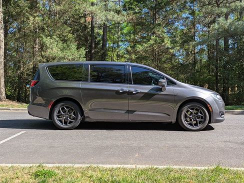 Used 2017 Chrysler Pacifica Touring-L w/ 13 Speaker Alpine Sound Group FWD image 9