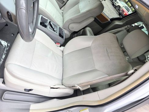 Used 2008 Chrysler Town & Country Limited w/ Entertainment Group #3 FWD image 28
