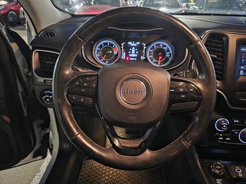 Used 2019 Jeep Cherokee Latitude Plus AWD/4WD image 14