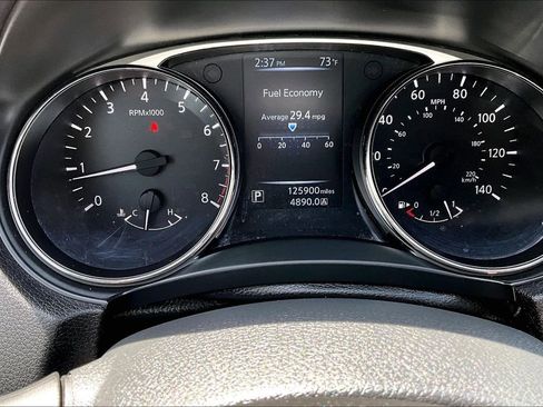Used 2015 Nissan Rogue SV FWD image 2