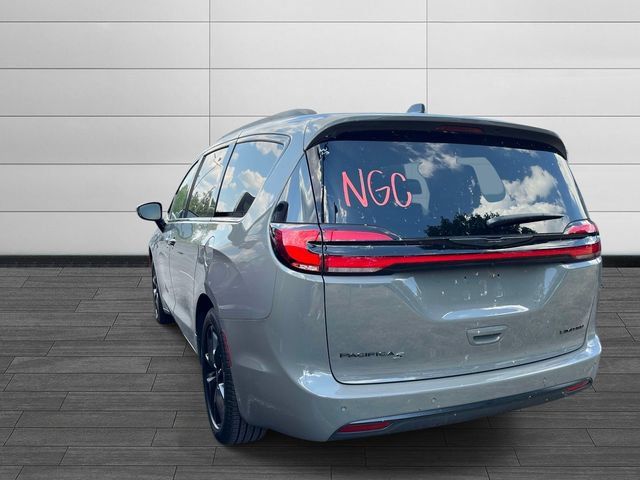 Certified 2025 Chrysler Pacifica Limited FWD image 7