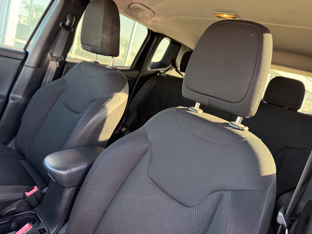 Used 2018 Jeep Renegade Altitude w/ UConnect 8.4 Nav Group FWD image 13