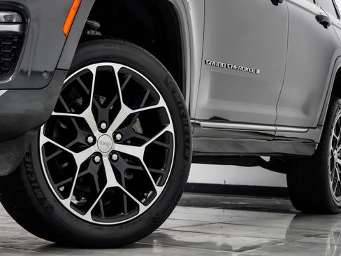 Used 2022 Jeep Grand Cherokee Summit AWD/4WD image 3