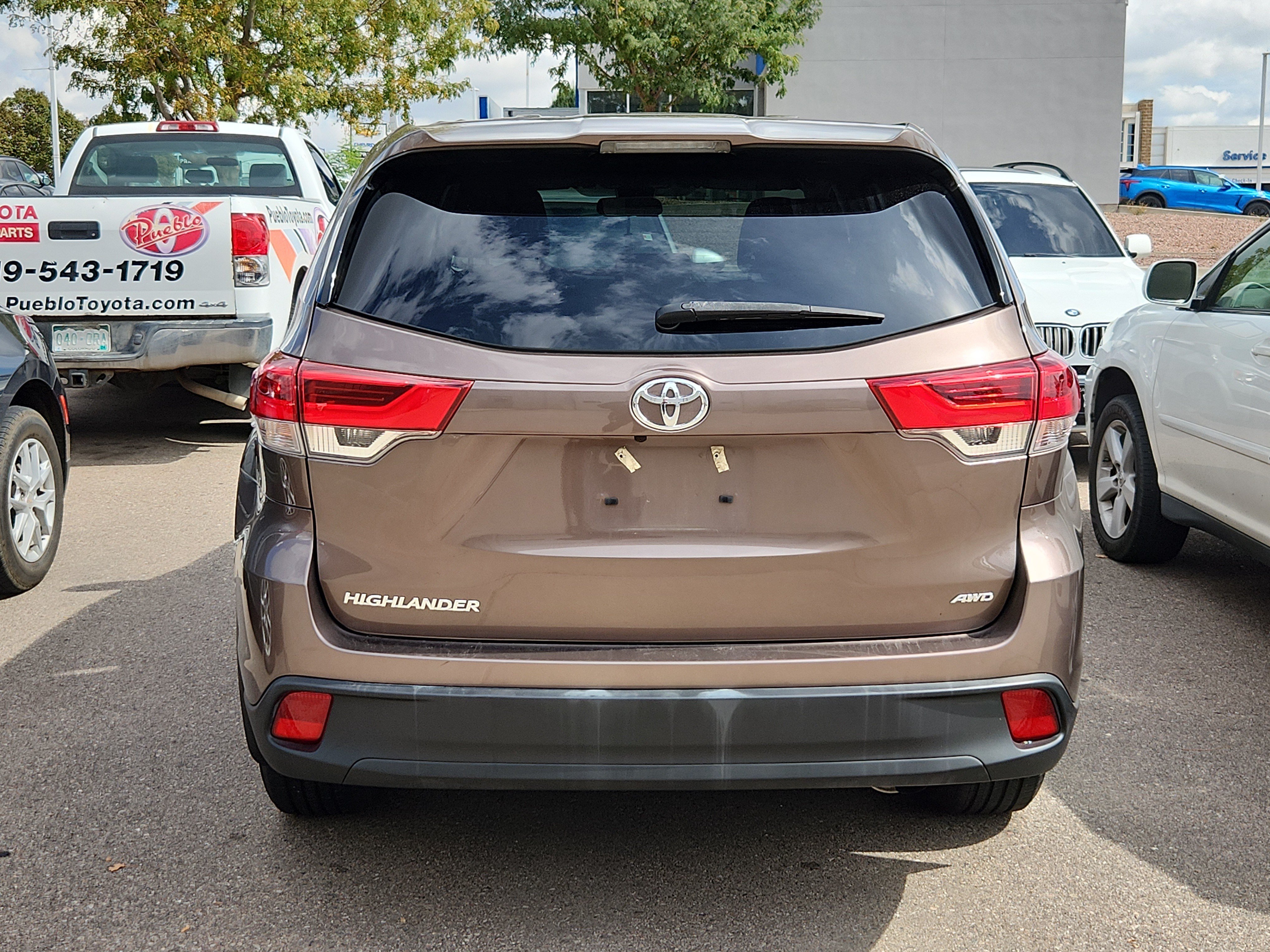 Used 2019 Toyota Highlander LE AWD/4WD image 3