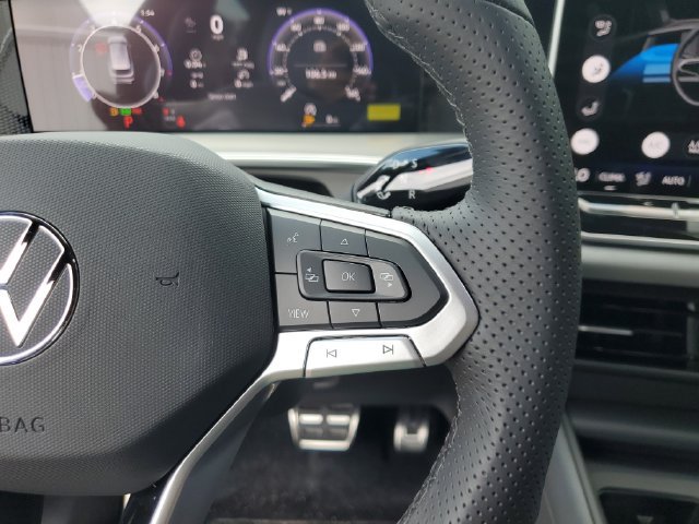New 2026 Volkswagen Tiguan SE R-Line FWD image 27