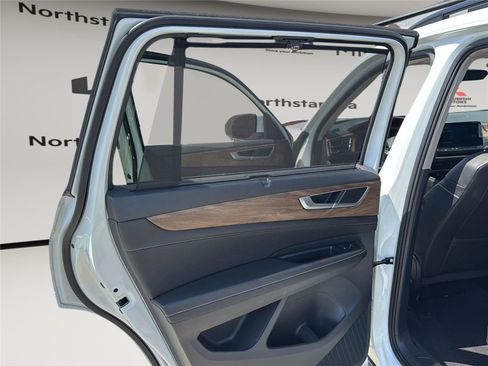 Used 2025 Volkswagen Atlas SE AWD/4WD image 26