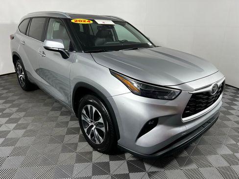 Certified 2024 Toyota Highlander XLE image 3