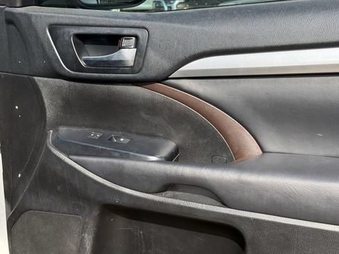 Used 2019 Toyota Highlander XLE AWD/4WD image 29