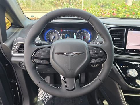 New 2026 Chrysler Pacifica Limited image 18