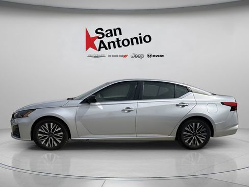 Used 2024 Nissan Altima 2.5 SV FWD image 4