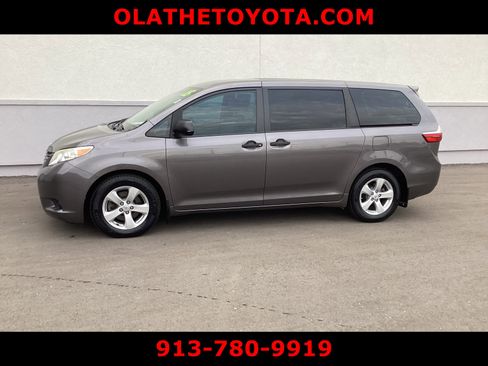 Used 2015 Toyota Sienna L image 4