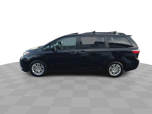 Used 2017 Toyota Sienna XLE image 5