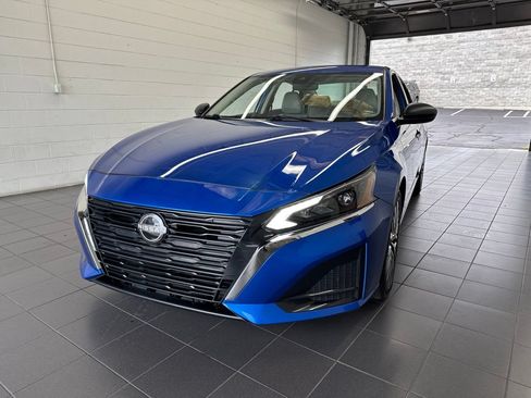 Used 2025 Nissan Altima 2.5 SV FWD image 3
