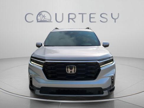 Used 2024 Honda Pilot Touring image 10
