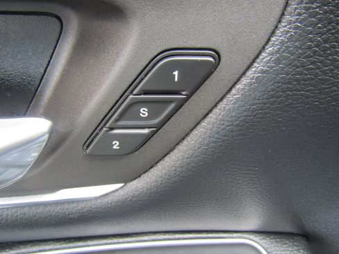 Used 2019 RAM 1500 Laramie image 23