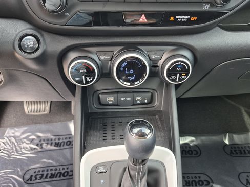 Certified 2025 Hyundai Venue Limited FWD image 24