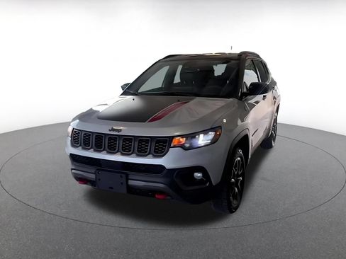 Used 2025 Jeep Compass Trailhawk w/ Trailer Tow Group AWD/4WD image 13