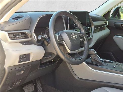 Used 2023 Toyota Highlander XLE FWD image 9