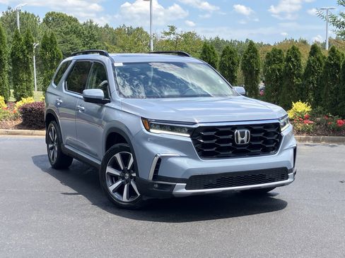 Used 2025 Honda Pilot Touring image 2