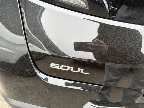 Used 2023 Kia Soul LX w/ LX Technology Package image 9