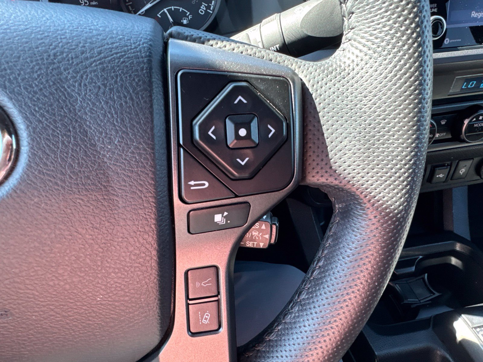 Used 2023 Toyota Tacoma TRD Off-Road w/ Technology Package AWD/4WD image 17