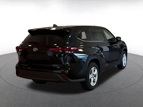 Used 2025 Toyota Highlander LE FWD image 15