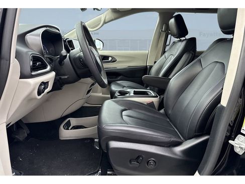 Used 2024 Chrysler Pacifica Touring-L image 13