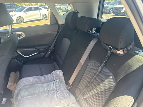 Used 2025 Kia Soul LX w/ LX Technology Package FWD image 5