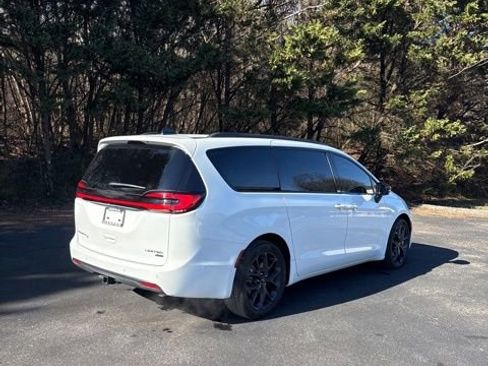 Used 2024 Chrysler Pacifica Limited w/ S Appearance Package image 8