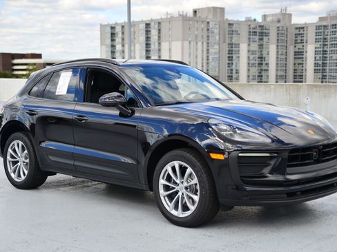 Certified 2026 Porsche Macan AWD/4WD image 7