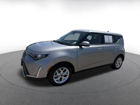 Used 2025 Kia Soul LX w/ LX Technology Package FWD image 8