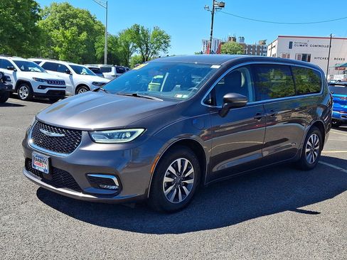 Used 2023 Chrysler Pacifica Touring-L FWD image 3