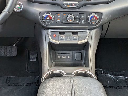 Used 2024 GMC Terrain SLT FWD image 21