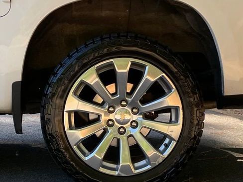 Used 2019 Chevrolet Silverado 1500 High Country w/ Technology Package AWD/4WD image 5