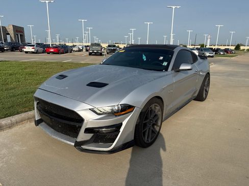Used 2018 Ford Mustang GT Premium RWD image 3