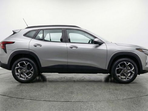 Used 2025 Chevrolet Trax LT w/ LT Convenience Package image 11