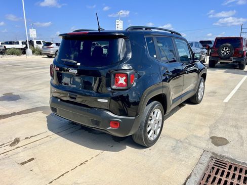 Used 2022 Jeep Renegade Latitude AWD/4WD image 2